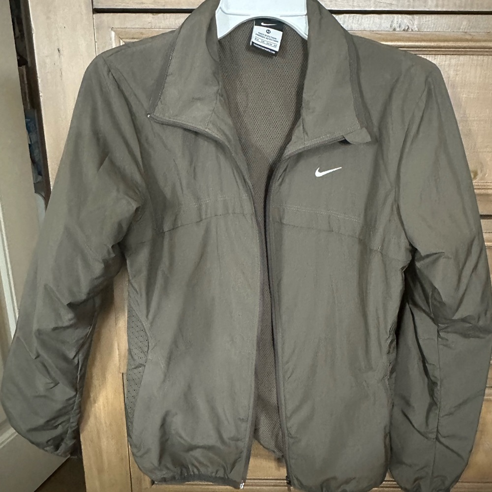 Women’s running jacket in a beautiful mocha color.